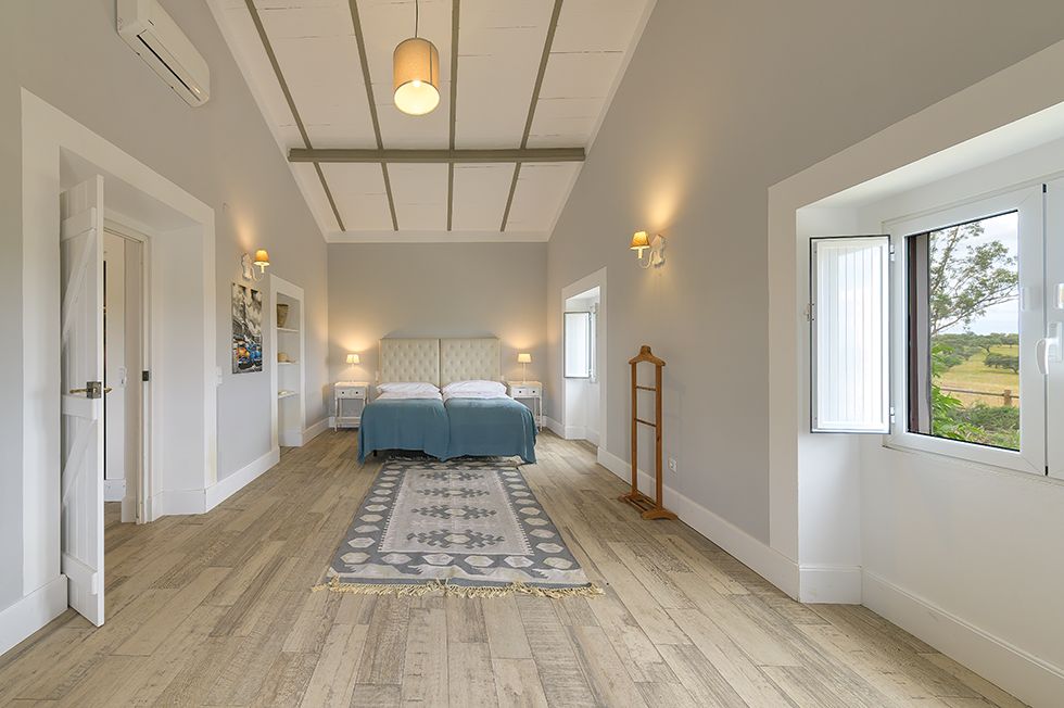Quarto 10 — quarto amplo com duas camas e teto em vigas de madeira, Herdade da Boavista