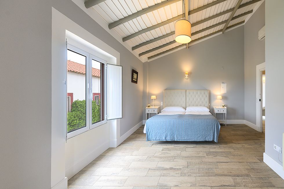 Quarto 4 — cama de casal junto à janela, chão em madeira, Herdade da Boavista