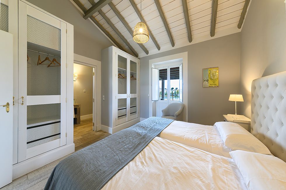 Quarto 7 — cama de casal e portas envidraçadas com luz natural, Herdade da Boavista