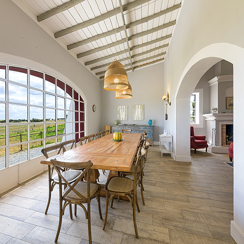 Sala de jantar com mesa longa: Sala de jantar com mesa comprida e vista para o campo, Herdade da Boavista