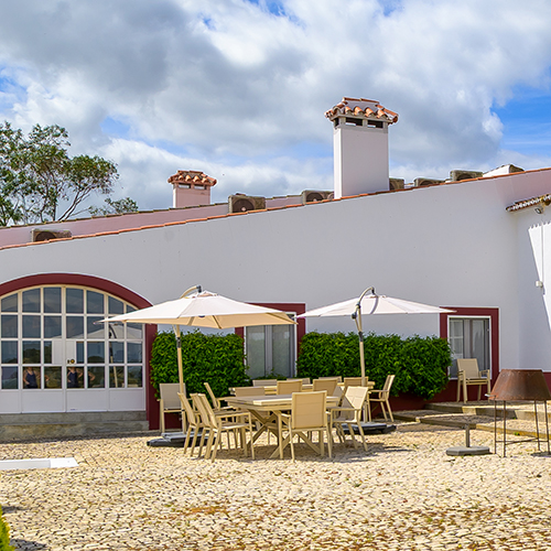 ATerraço exterior: Terraço exterior com mesas, chapéus de sol e vista para as chaminés da casa, Herdade da Boavista